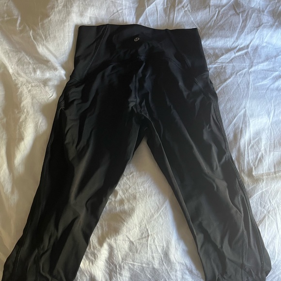 Lululemon Crops size 6 Luxtreme, Mesh 19” inseam - Picture 3 of 5